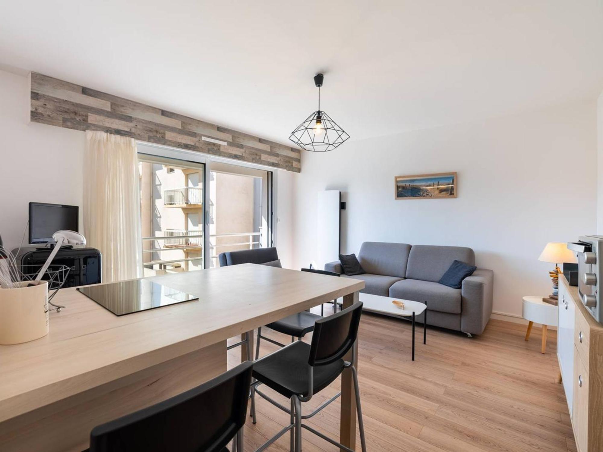 Renove Avec Canape Convertible, Balcon Au Soleil - Fr-1-821-18 *